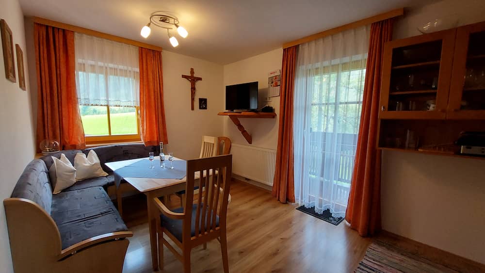Wohnzimmer mit Tisch